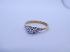 Antique 18ct yellow gold solitaire diamond ring, with illusion set single diamond including decorati