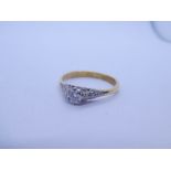 Antique 18ct yellow gold solitaire diamond ring, with illusion set single diamond including decorati