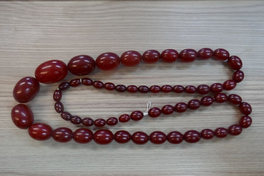 String of cherry red, possibly amber beads - Image 3 of 3