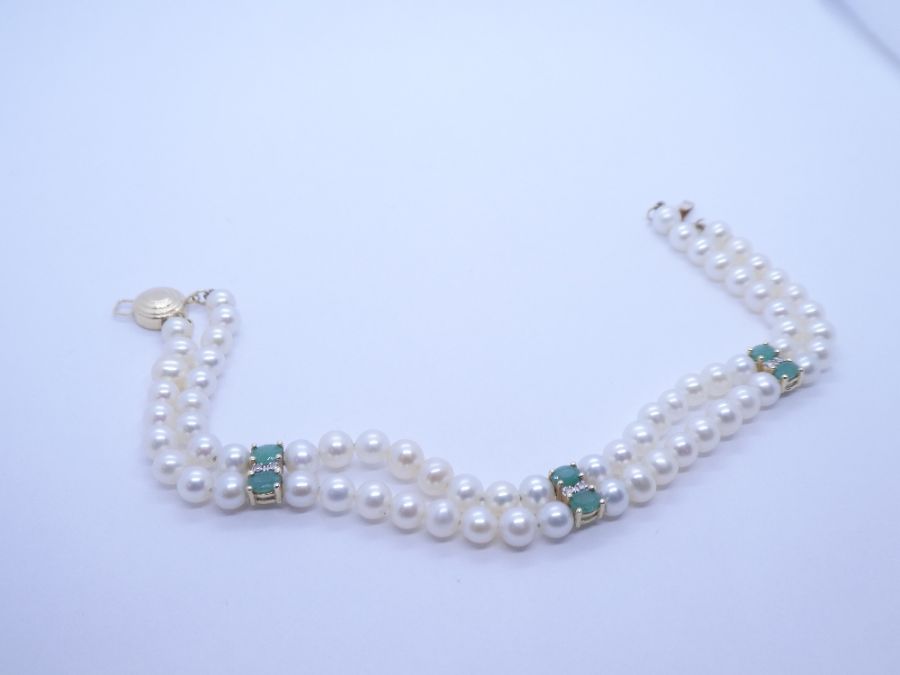 20th Century 14ct yellow gold clasp bracelet comprising two row cultured pearls, with 3 links set di - Image 3 of 8