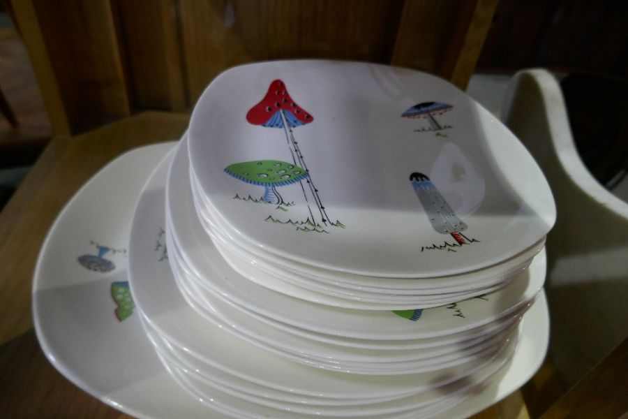 A quantity of Midwinter plates decorated Fungi (various sizes) - Image 3 of 4