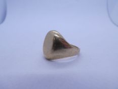 9ct yellow gold signet ring with oval panel, marked 375, size M, approx 8.88g