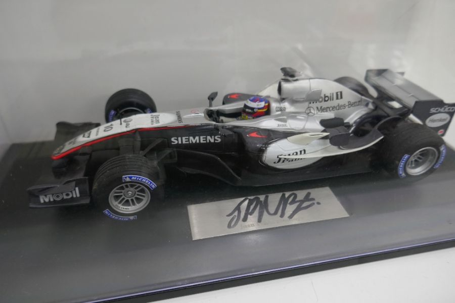 A model of a McLaren F1 car, signed by Juan Pablo Montoya, 1:18 scale, in case - Image 3 of 3