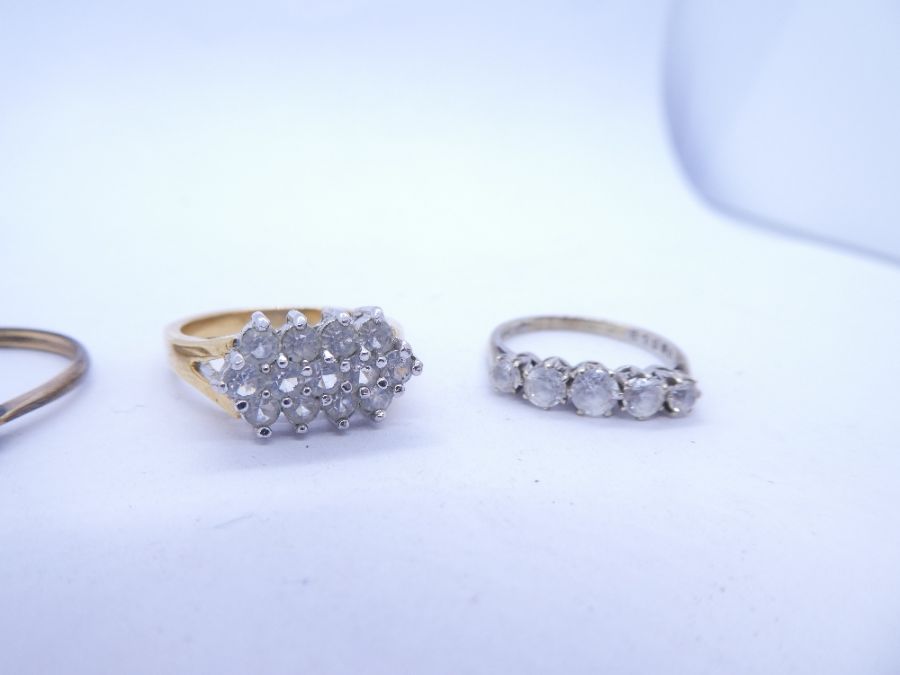 Four dress rings to include one yellow metal example - Image 5 of 7