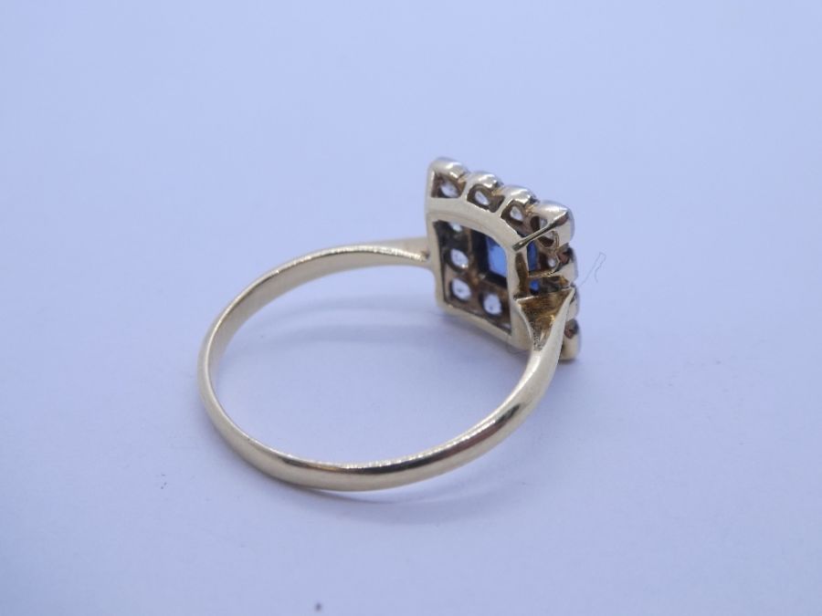 Art Deco Sapphire and diamond cluster ring with central square cut sapphire approx 0.4 carat, surrou - Image 2 of 5