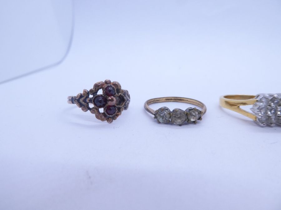 Four dress rings to include one yellow metal example - Image 6 of 7