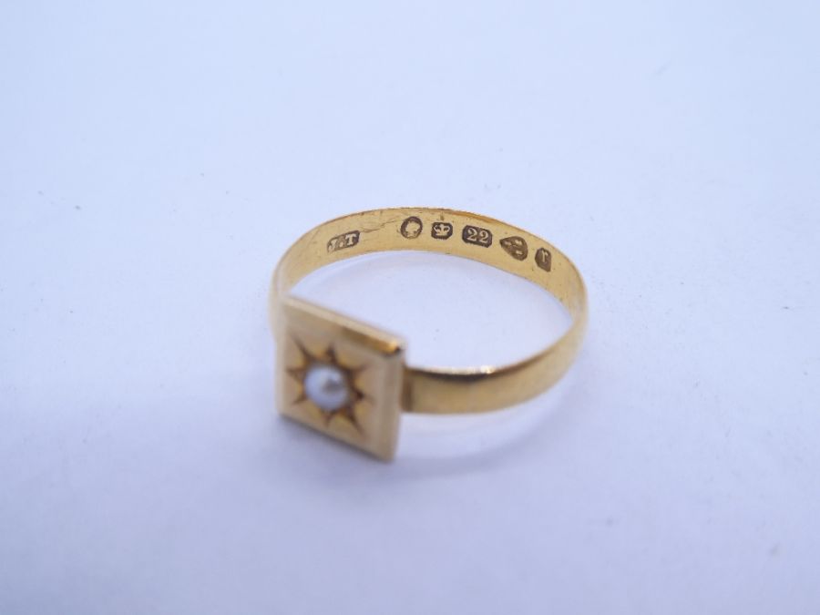 Antique 22ct yellow gold ring with square panel with Starburst set seed pearl, marked 22, Chester 18 - Image 2 of 3