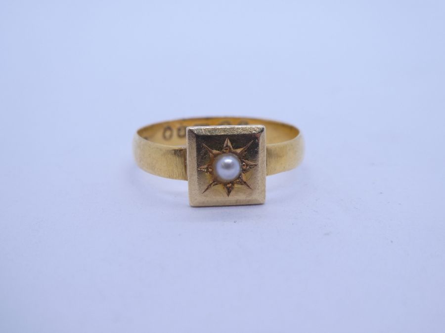 Antique 22ct yellow gold ring with square panel with Starburst set seed pearl, marked 22, Chester 18 - Image 3 of 3
