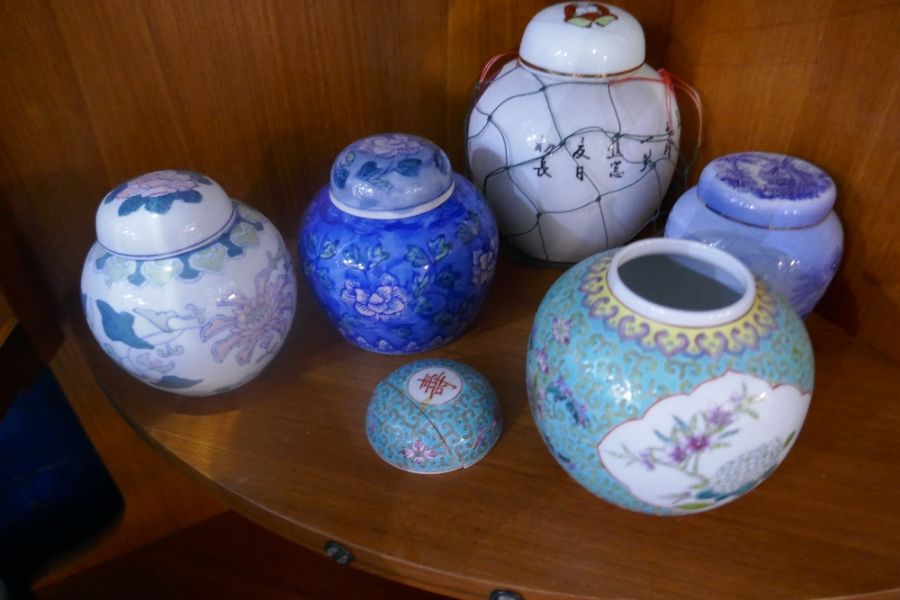 A quantity of oriental ginger jars and others, including a blue and white crackleware example - Image 4 of 5