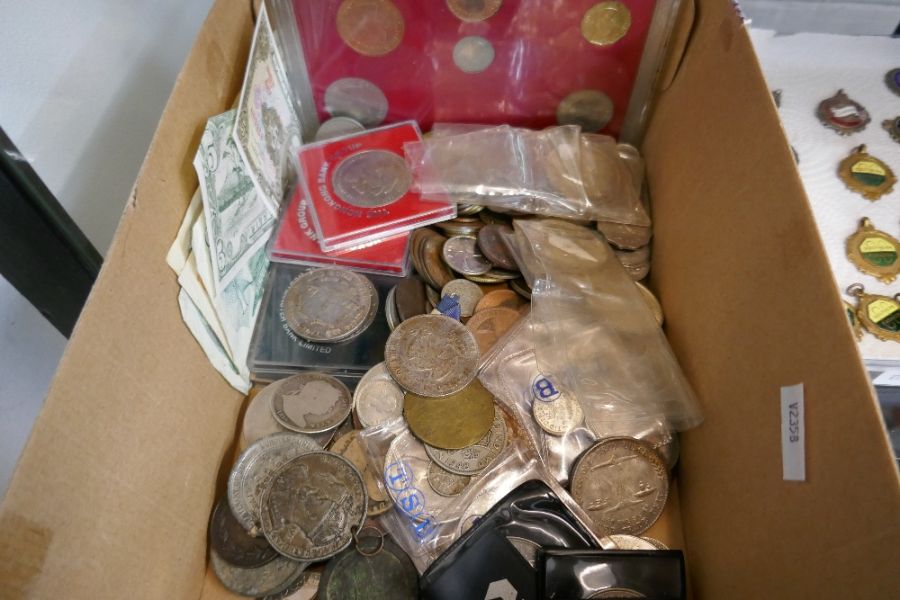 A quantity of mixed coins GB and Worldwide to include 19th Century, U.S. dollars, sundry notes and m - Image 2 of 4