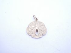 14K yellow gold floral pendant marked 14K, approx 3g