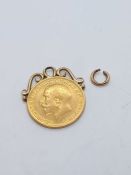 22ct yellow gold Full Sovreign, dated 1912, George V 7 George & The Dragon with yellow metal pendant