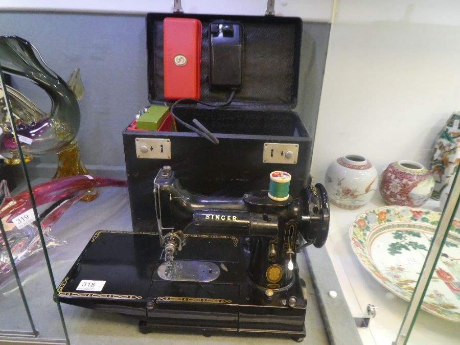 A vintage Singer 222K model electric sewing machine in black rexine case - Image 5 of 5