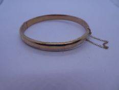 9ct yellow gold bangle, marked 375, Birmingham, maker S & P, 6cm diameter, with safety chain, approx