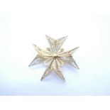 18ct yellow gold filigree floral brooch, marked 18, 3.5cm, approx 5g