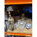 A mixed lot including glassware and a hat