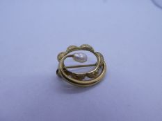 18K yellow gold brooch of decorative form set with a single baroque pearl, marked 18K, approx 1.95g