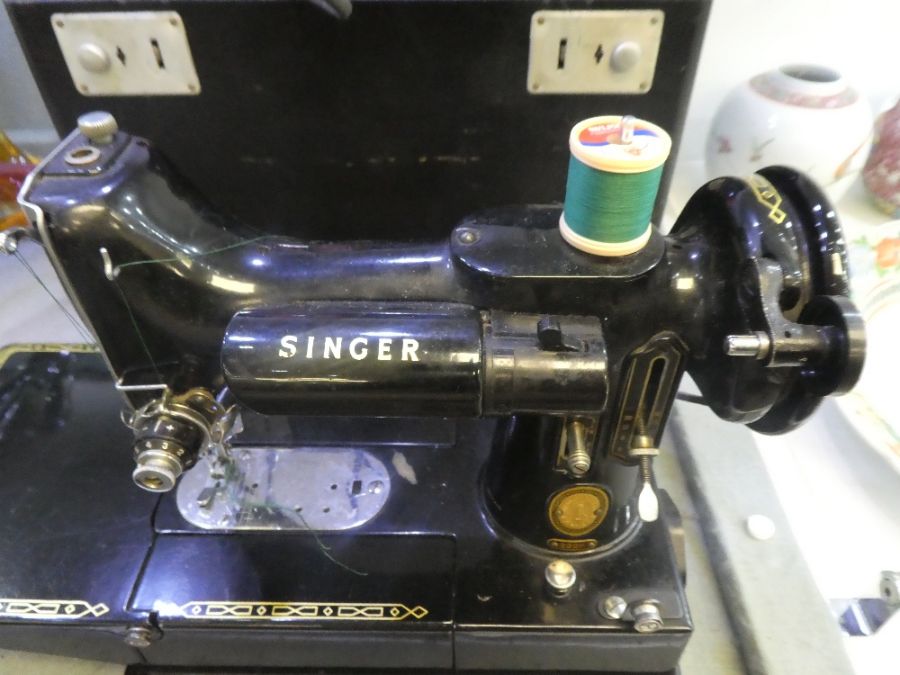 A vintage Singer 222K model electric sewing machine in black rexine case - Image 3 of 5