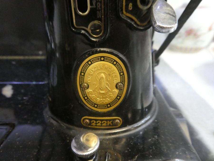 A vintage Singer 222K model electric sewing machine in black rexine case - Image 4 of 5