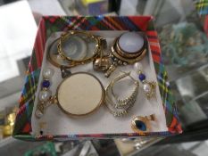 Mixed items of jewellery to include 9ct gold hoop, 10ct gold mounted spinning fob pendant, yellow me