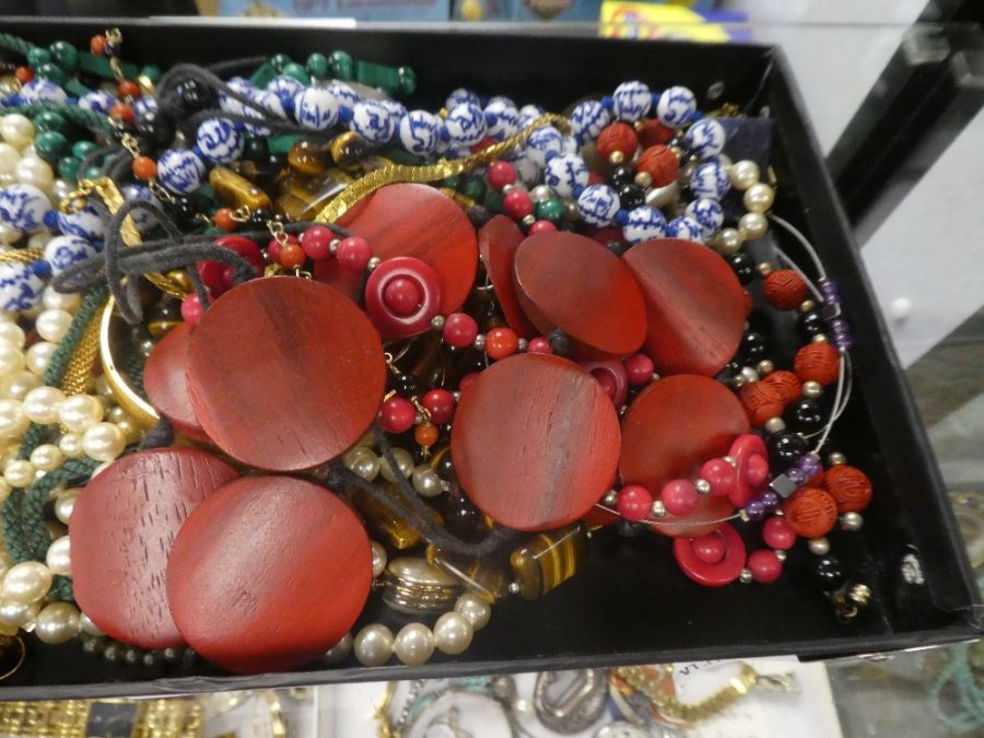 Tray of various vintage costume jewellery and tiger's eye necklace, malachite necklace, ceramic and - Image 2 of 3