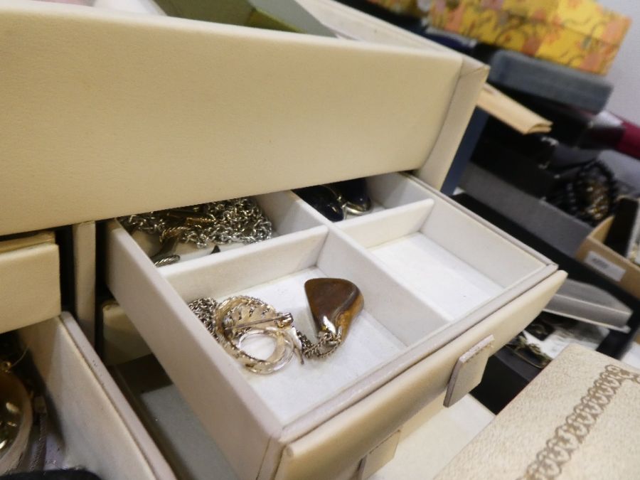 Jewellery box containing quantity of costume jewellery, silver earrings, possible red amber beads, v - Image 5 of 5