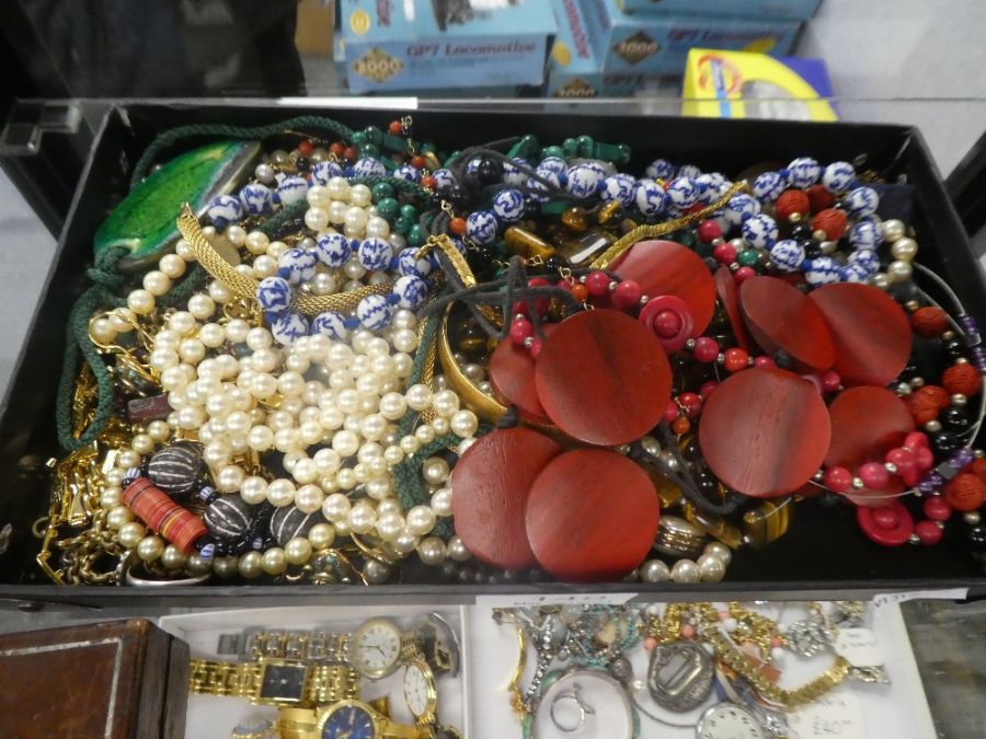 Tray of various vintage costume jewellery and tiger's eye necklace, malachite necklace, ceramic and - Image 3 of 3