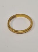 22ct yellow gold wedding band, size O, approx 3.41g