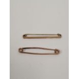 9ct yellow gold safety pin and a 9ct gold bar brooch, both marked approx 4.3g