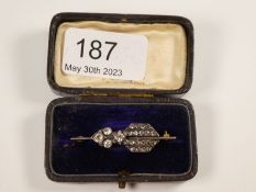 Art Deco yellow gold and silver bar brooch with 4 old brilliant cut diamonds, the largest approx 0.2