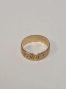 9ct yellow gold wedding band with textured design, size T, marked 375, approx 2.6g