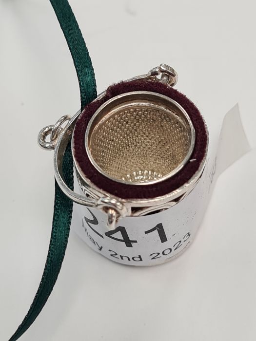 An interesting novelty silver pin cushion basket having a silver thimble inside. The basket with pre - Image 2 of 2