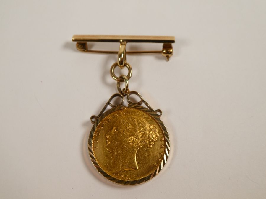 9ct gold bar brooch with suspended 9ct gold mounted 22nd yellow gold Young Victoria and Sheild back - Image 3 of 4