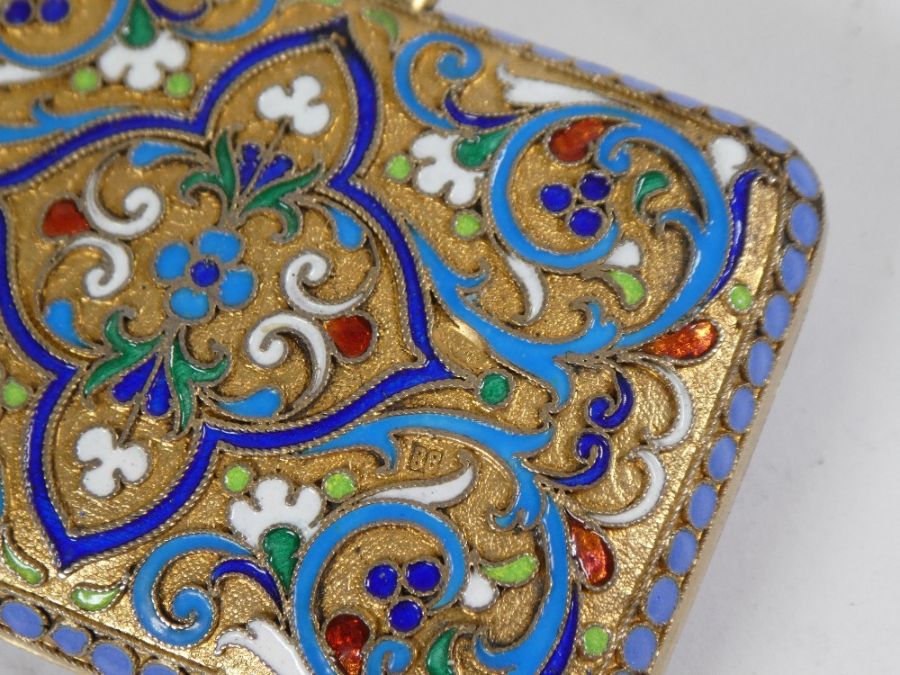 A 19th Century Russian silver gilt and cloisonne purse having polydrome arabesque body of high quali - Image 4 of 5
