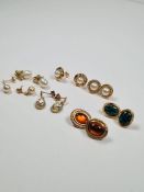 Collection of 9ct and yellow metal earrings to include pearl earrings