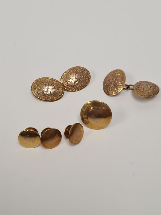 Cased set of 4 9ct gold dress studs marked 375, Birmingham and a pair of oval floral engraved matchi - Image 2 of 3