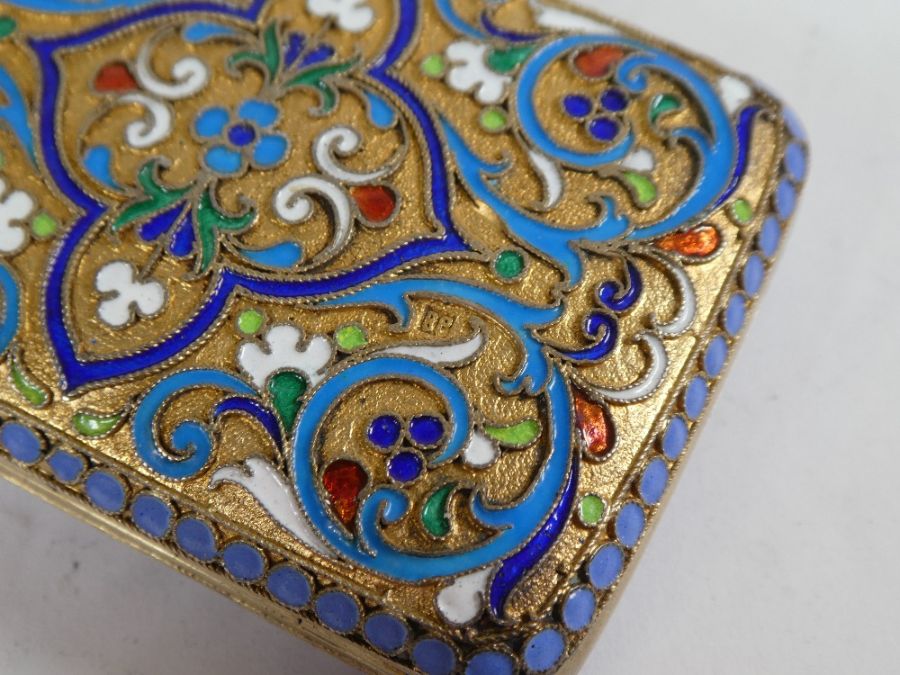 A 19th Century Russian silver gilt and cloisonne purse having polydrome arabesque body of high quali - Image 3 of 5