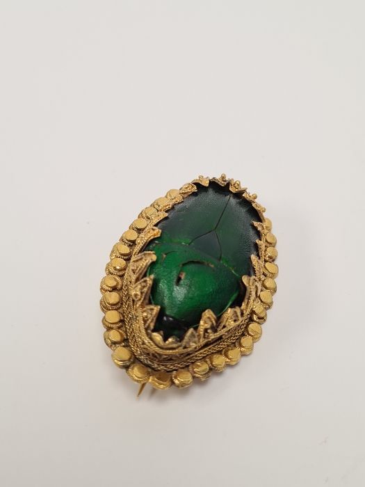 Egyptian high carat gold brooch set with a Scarab beetle, decorative mount, 4.5cm, approx 14.35g - Image 2 of 3