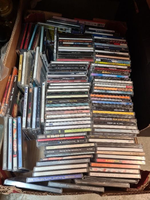 A sundry lot to include 7" singles and CDs - Image 7 of 10