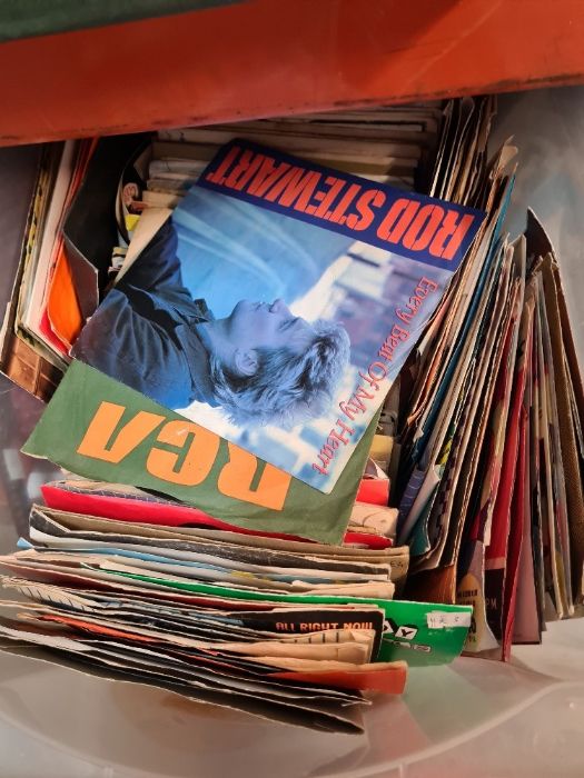 A sundry lot to include 7" singles and CDs - Image 9 of 10