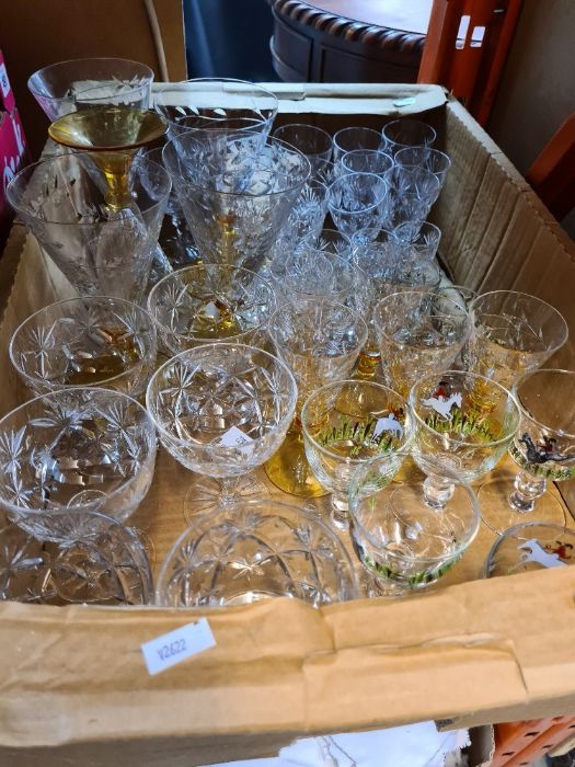 A tray of drinking glasses - Image 2 of 2