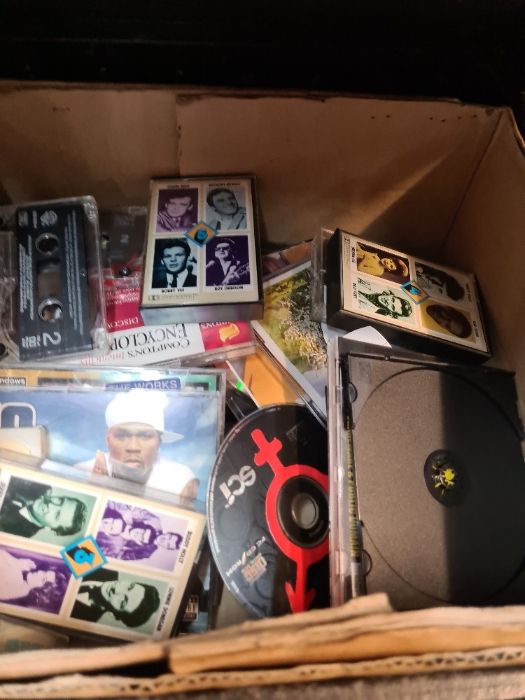 A sundry lot to include 7" singles and CDs - Image 6 of 10