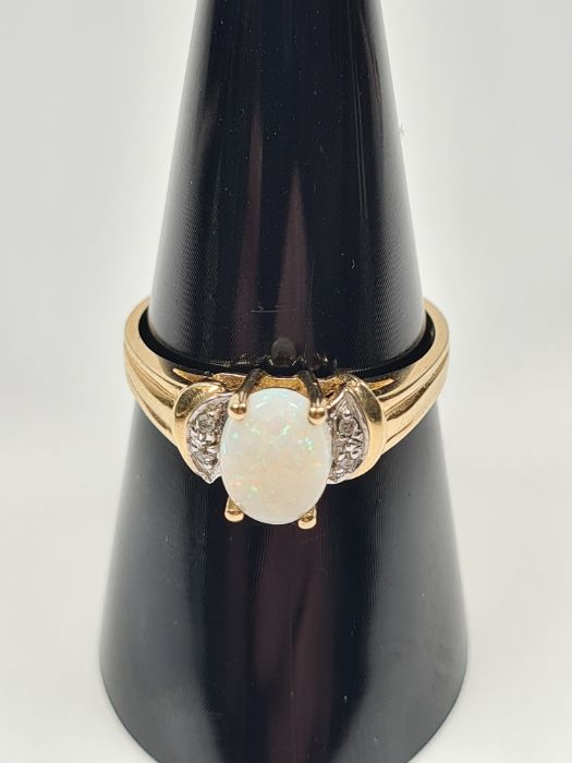 Pretty 9ct yellow gold ring with central white opal with diamond chips, size O, marked 375, 2.46g ap - Image 2 of 3