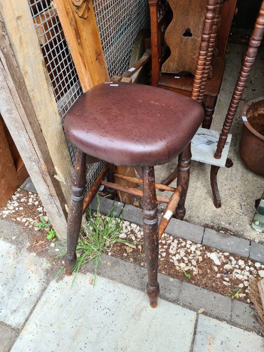 An old bar stool, on turned legs and a pine fire surround - Image 4 of 4