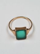 9ct yellow gold dress ring with rectangular green stone panel, on stepped shoulders, marked 9ct, siz