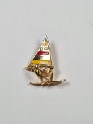 18ct yellow gold pendant in the form of a windsurfer with enamelled flat, marked 750, approx 1.93g