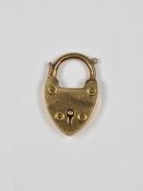 18ct yellow gold heart shaped clasp, marked 18, 2.5cm length, approx 5.23g