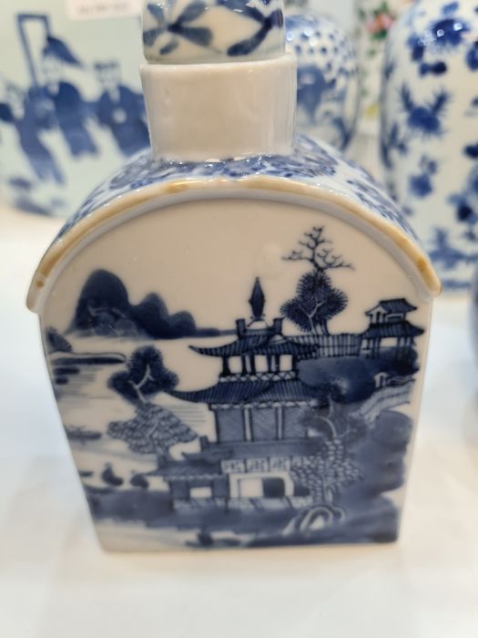 Two small Chinese blue and white vases and two Chinese export blue and white items - Image 14 of 21