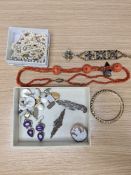 Quantity of good quality of costume jewellery to incl. coral necklace, silver brooch, simulated pear