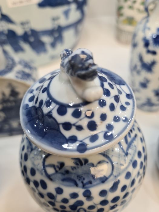 Two small Chinese blue and white vases and two Chinese export blue and white items - Image 17 of 21